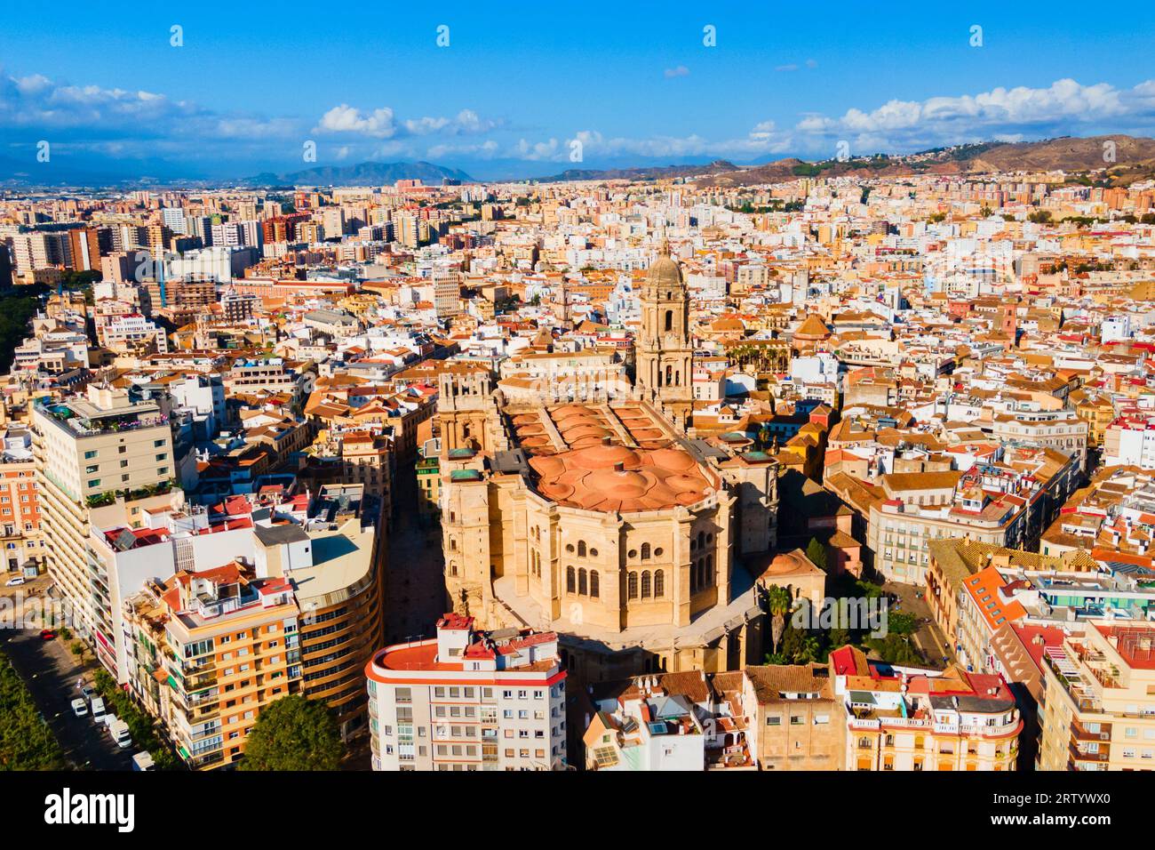 Blick auf die Kathedrale von Malaga aus der Vogelperspektive. Die Kathedrale von Malaga ist eine römisch-katholische Kirche in Malaga in der andalusischen Gemeinde in Spanien. Stockfoto