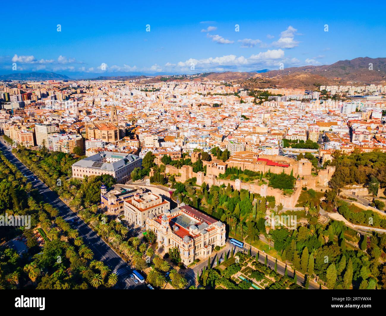 Malaga Alcazaba – Panoramablick aus der Vogelperspektive. Alcazaba ist eine arabische Festung in Malaga in der andalusischen Gemeinde in Spanien. Stockfoto