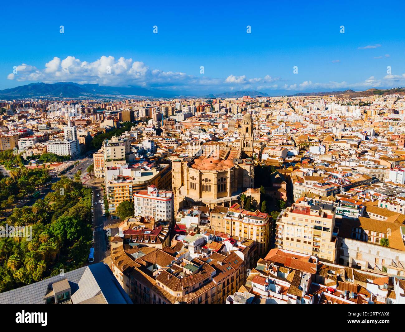 Blick auf die Kathedrale von Malaga aus der Vogelperspektive. Die Kathedrale von Malaga ist eine römisch-katholische Kirche in Malaga in der andalusischen Gemeinde in Spanien. Stockfoto