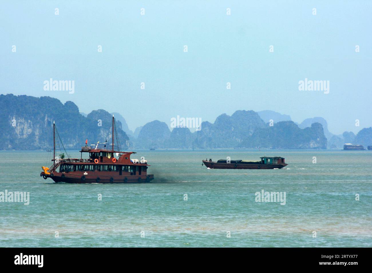Ha Long Bay, Vietnam - 20. April 2009: Nautische Schiffe, die in der Ha Long Bay navigieren. Stockfoto