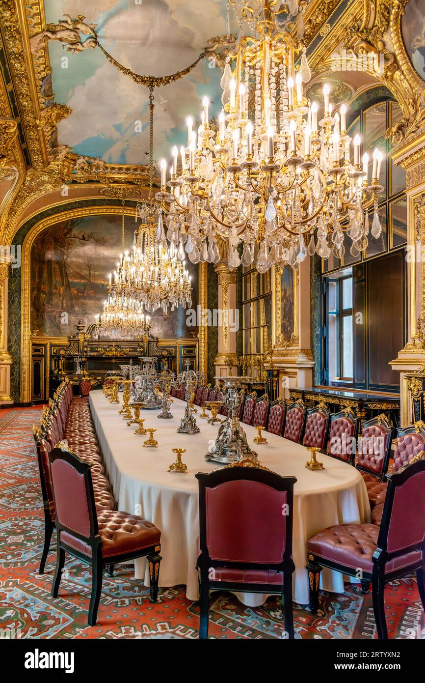 Paris, Frankreich - 10. August 2023: Speisesaal der Zeit, als Kaiser Napoleon III. Im königlichen Palast des Louvre lebte Stockfoto