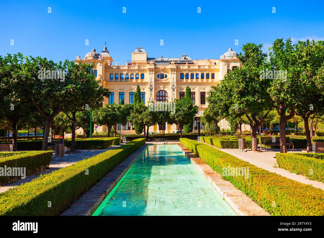 Öffentlicher Garten Jardines de Pedro Luis Alonso und Rathaus in Malaga. Malaga ist eine Stadt in der andalusischen Gemeinde in Spanien. Stockfoto