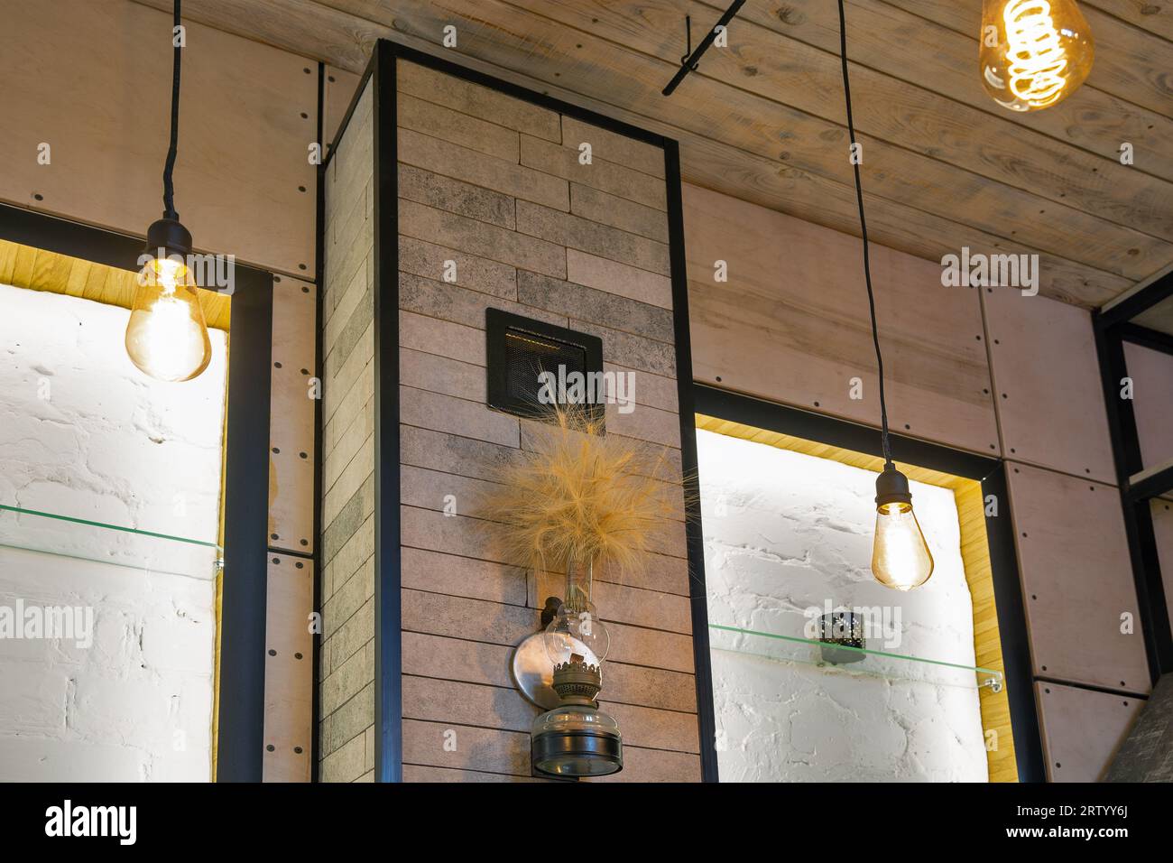 Loftlampen in minimalistischem Industriedesign Stockfoto
