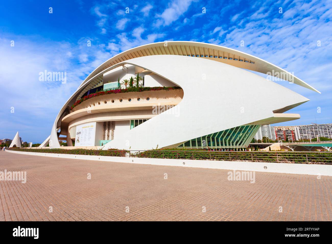 Valencia, Spanien - 16. Oktober 2021: Palau de les Arts Reina Sofia oder Queen Sofia Palace of Arts ist ein Opernhaus, Kunstzentrum von Santiago Calatrava A. Stockfoto