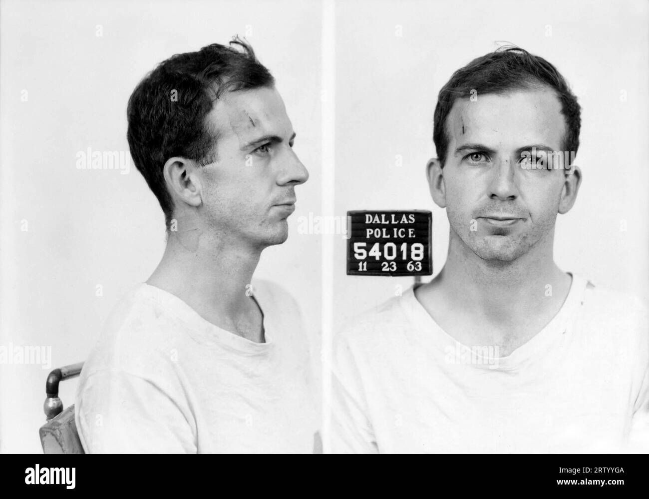 1963 , 23. November, DALLAS, TEXAS, USA: LEE HARVEY OSWALD ( 1939–1963 ), der Mordanschlag des Polizeiministeriums war angeblich der Mörder, der US-Präsident JOHN FITZGERALD KENNEDY in Dallas ermordet hat. Getötet am nächsten Tag, dem 24. November, von Jack Ruby ( 1911–1967 ). Unbekannter Fotograf. - Porträt - Porträt - Polizeifoto - Maulwurf - MAULWURF - MAULWURF - Mörder - UNGELÖSTES GEHEIMNIS - UNGELÖSTES GEHEIMNIS - VERBRECHEN - MÖRDER - HANDLUNG - VERSCHWÖRUNG - SPION - SPION --- GBB-Archiv Stockfoto