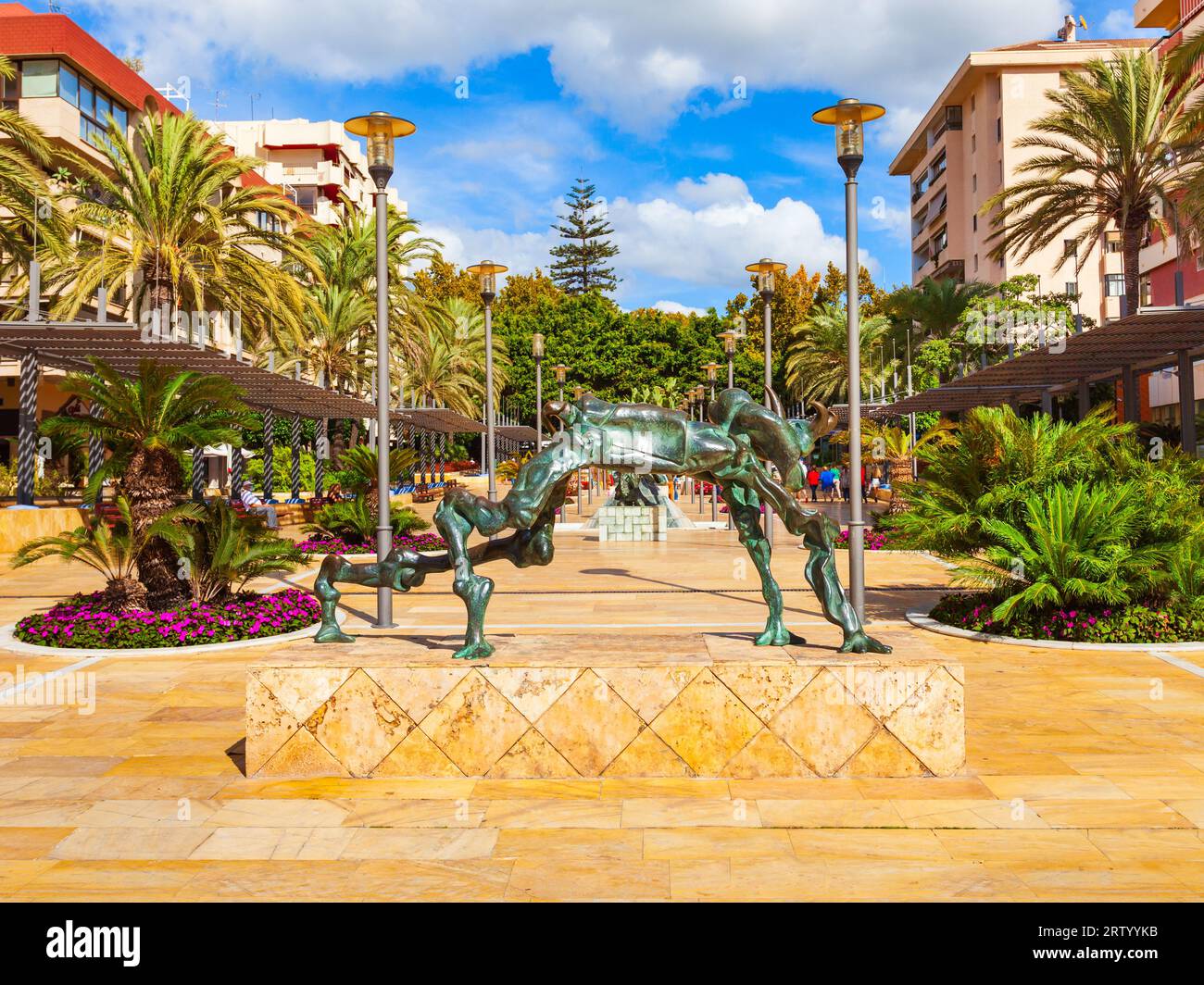 Marbella, Spanien - 24. Oktober 2021: Skulpturen von Salvador Dali an der Avenue Avenida del Mar in der Stadt Marbella in der Provinz Malaga in Andalusien Stockfoto