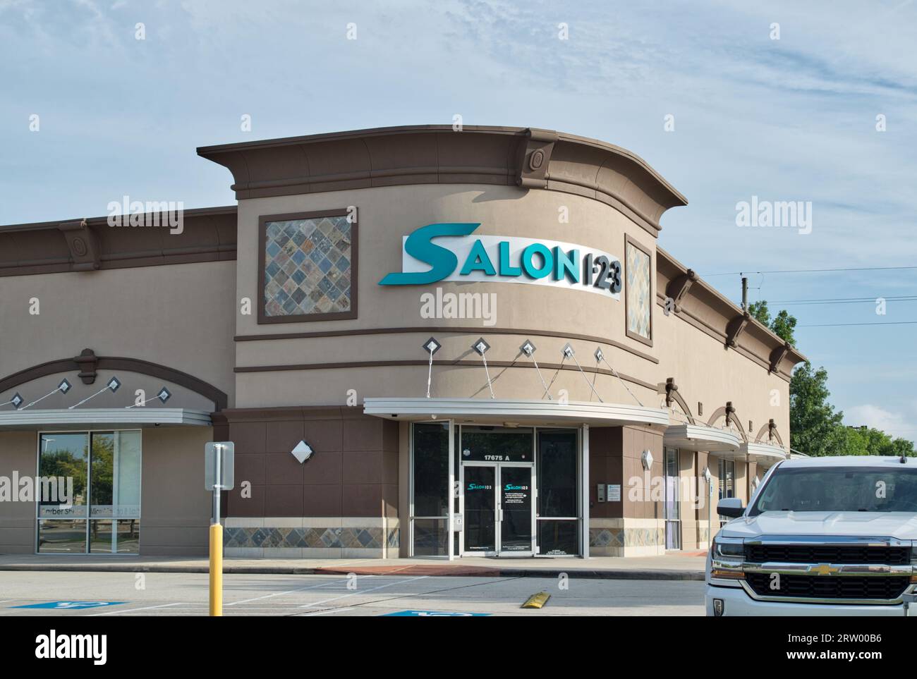 Houston, Texas USA 07-04-2023: Außenfassade des Salons 123 in Houston, TX. Private Suiten zum Vermieten an individuelle Kosmetikerinnen. Stockfoto
