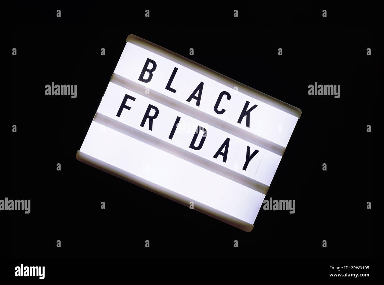 Leuchtkasten mit Text „Black Friday“ auf schwarzem Hintergrund Stockfoto