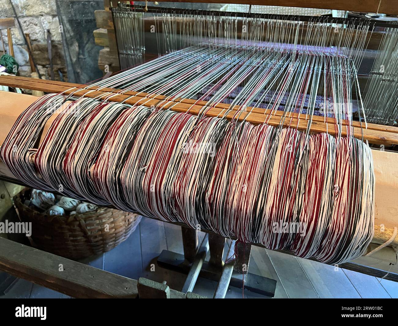 Nahaufnahme von Wool on a Weaver’s Loom in einem aus den 1800er Jahren entstandenen Haus im Spring Mill State Park Stockfoto