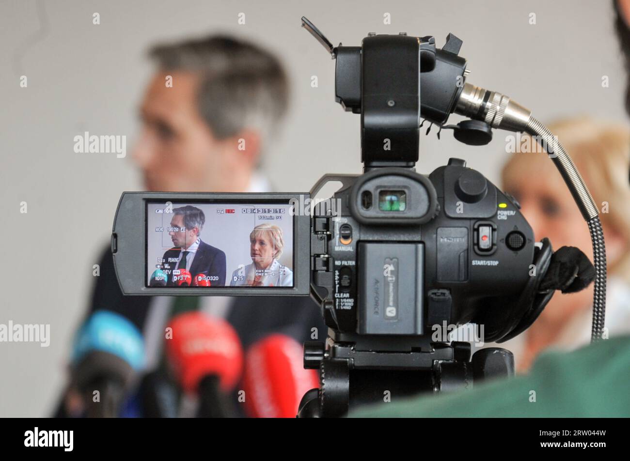 Limerick City, Irland. 15. September 2023 Fine Gael Think in, Limerick City, unten abgebildet Sozialschutzministerin Heather Humphreys mit Simon Harris. Quelle: Karlis Dzjamko/Alamy Live News Stockfoto