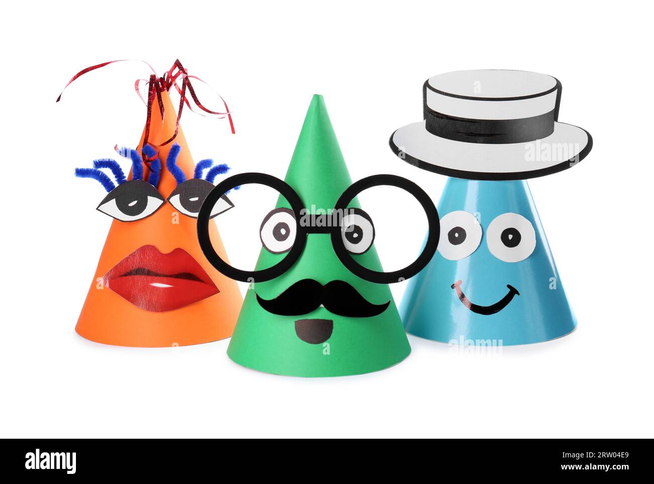 Lustige Partyhüte auf weißem Hintergrund. Handgefertigte Dekorationen Stockfoto