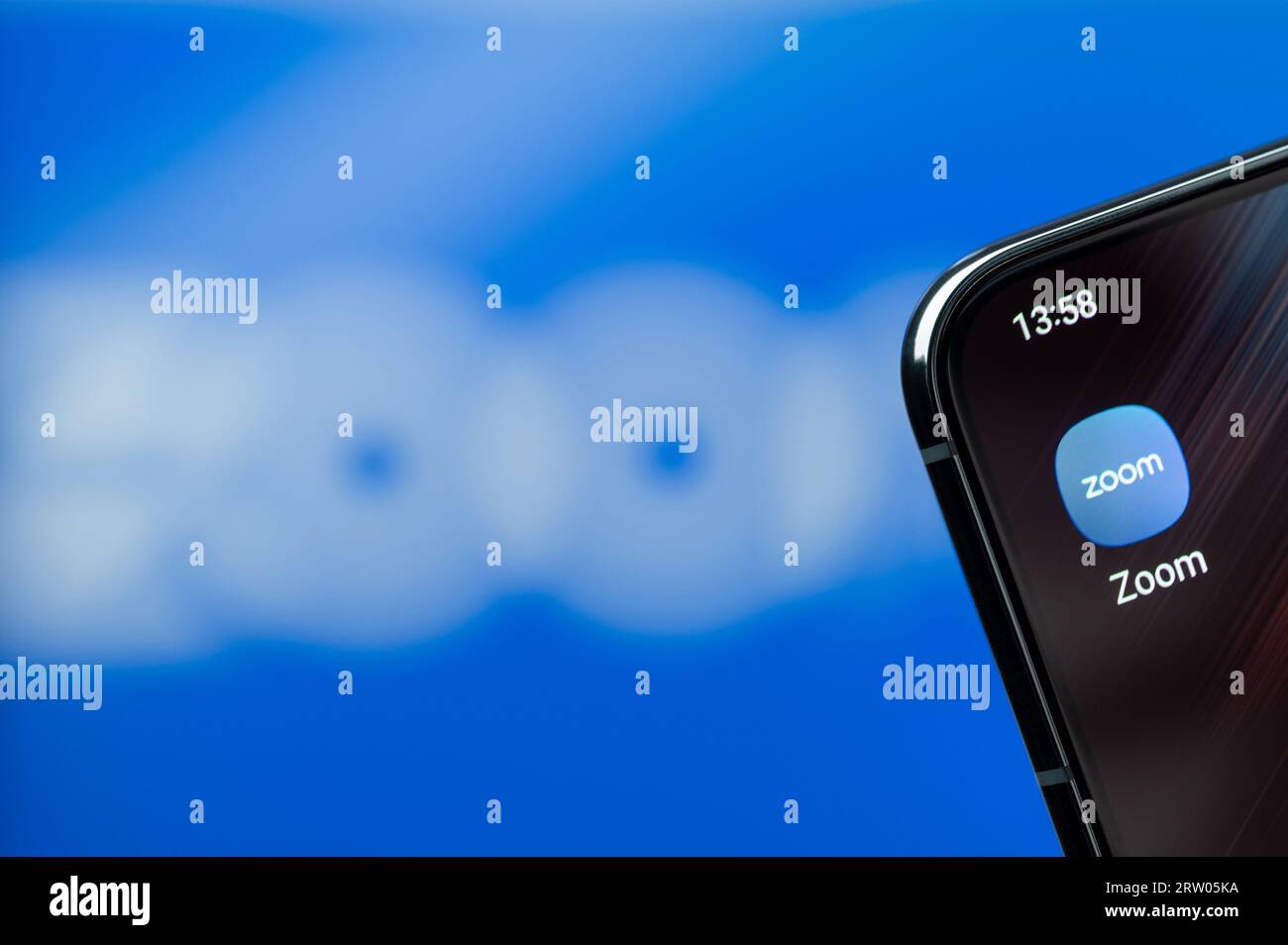 New York, USA - 21. August 2023: Verwenden der Zoom-App auf dem Smartphone-Bildschirm Nahaufnahme mit verschwommenem Logo-Hintergrund Stockfoto