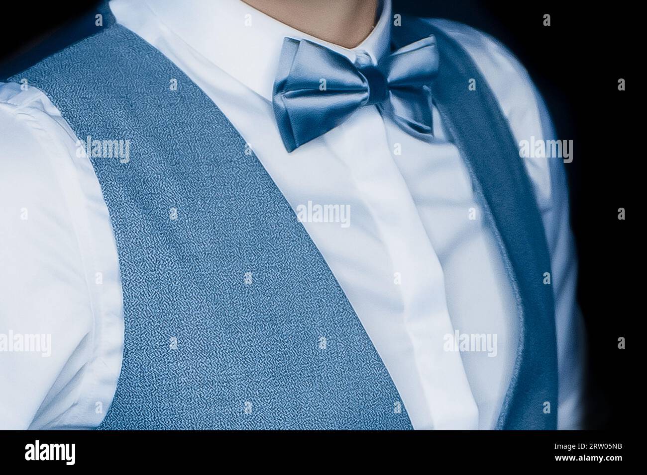 Herrenmode Mode Mode Mode Mode blaue Weste und Schleife mit weißem Hemd. Stockfoto