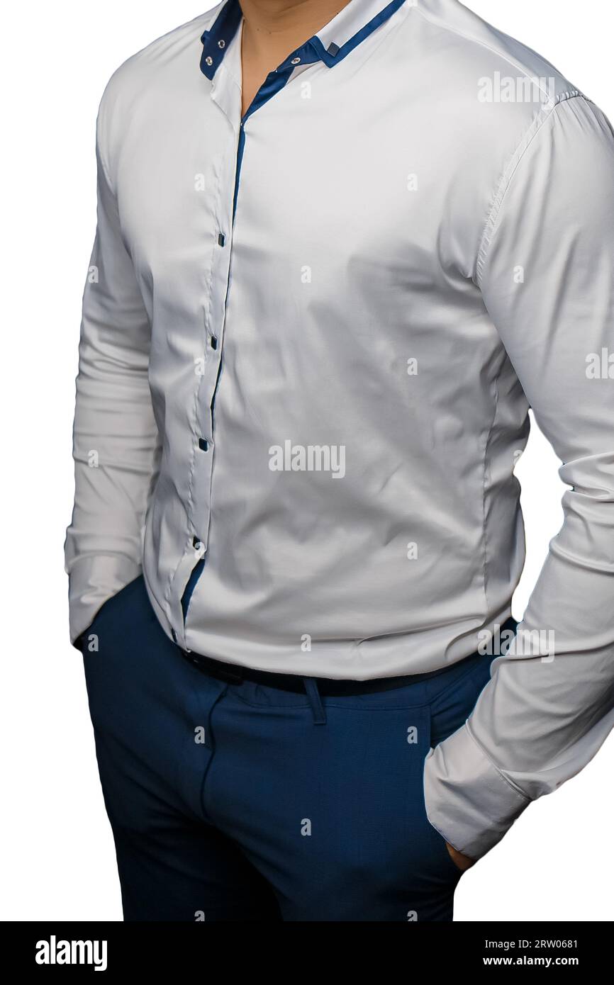 Modischer Herrenstil modische Geschäftskleidung weißes Hemd und blaue Hose mit Händen in der Tasche auf isoliertem Hintergrund. Stockfoto