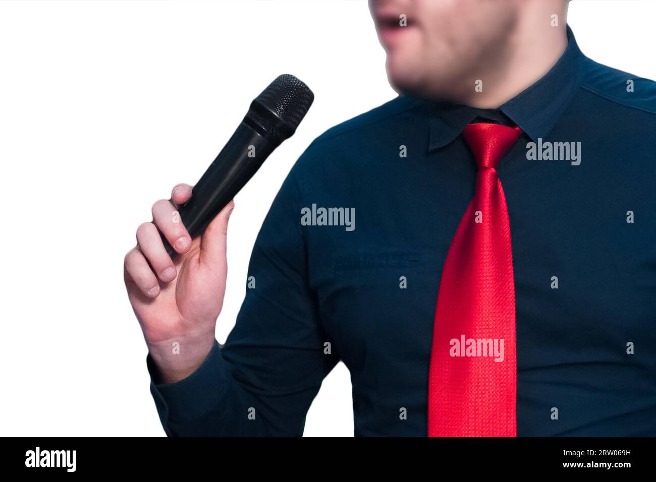 Ein Mann mit blauem Hemd und roter Krawatte hält ein Mikrofon in der Hand und singt isoliert auf einem weißen Hintergrund. Stockfoto