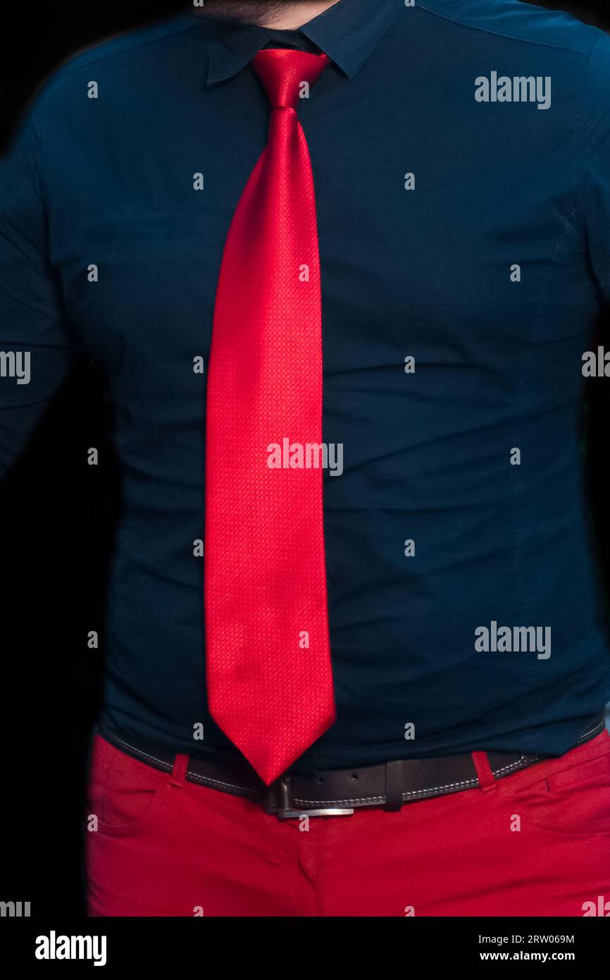 Rote Krawatte für Herren mit blauem Hemd und Hose. Stockfoto