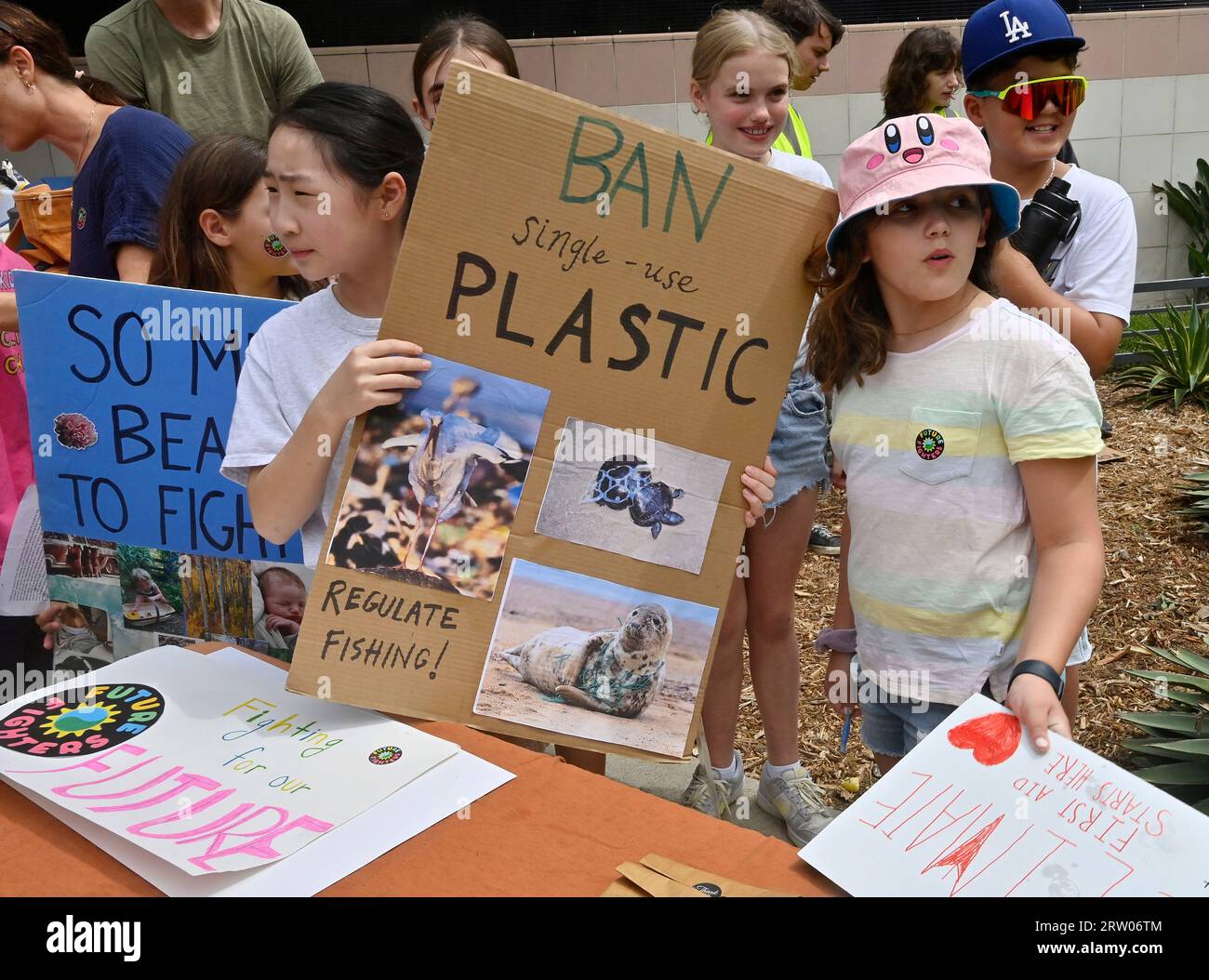 Hunderte junger Angelenos bereiten sich darauf vor, sich zu versammeln und auf den Straßen zu marschieren, um sich anderen auf der ganzen Welt in einem globalen Klimaangriff anzuschließen, einem Aktionstag gegen die Klimaunfähigkeit in Los Angeles City Hall South am Freitag, den 15. September 2023. Der erste globale Klimaangriff fand im September 2019 statt, inspiriert von der schwedischen Aktivistin Greta Thunberg, die mit der Schulabschaltung und dem Protest vor dem schwedischen parlament begann, politische Maßnahmen zu fordern. Laut Wissenschaftlern am Goddard Institute of Space Studies der NASA war dieser Sommer der heißeste seit den weltweiten Aufzeichnungen im Jahr 1880. Foto von Jim Ruymen/UPI Stockfoto