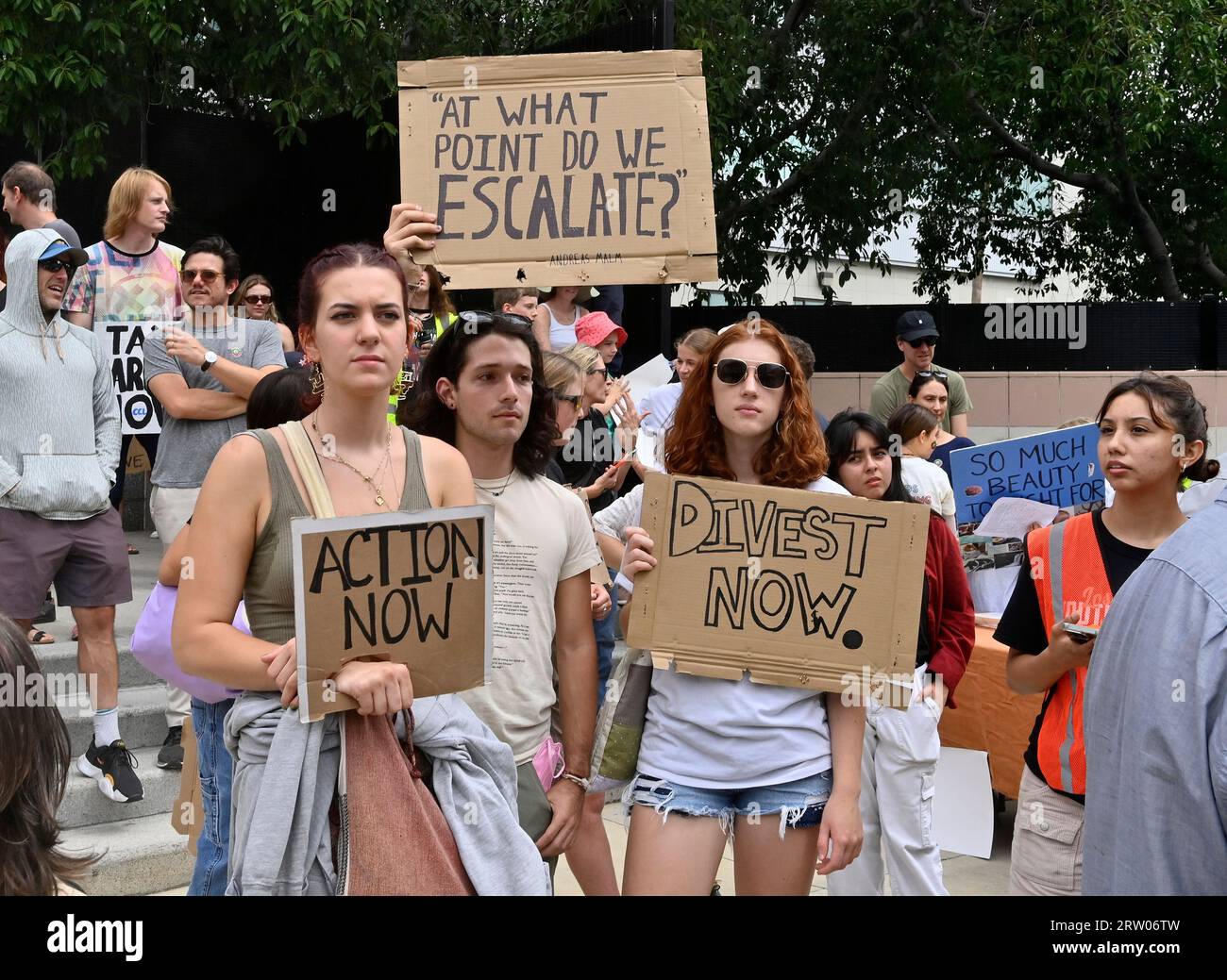 Hunderte junger Angelenos bereiten sich darauf vor, sich zu versammeln und auf den Straßen zu marschieren, um sich anderen auf der ganzen Welt in einem globalen Klimaangriff anzuschließen, einem Aktionstag gegen die Klimaunfähigkeit in Los Angeles City Hall South am Freitag, den 15. September 2023. Der erste globale Klimaangriff fand im September 2019 statt, inspiriert von der schwedischen Aktivistin Greta Thunberg, die mit der Schulabschaltung und dem Protest vor dem schwedischen parlament begann, politische Maßnahmen zu fordern. Laut Wissenschaftlern am Goddard Institute of Space Studies der NASA war dieser Sommer der heißeste seit den weltweiten Aufzeichnungen im Jahr 1880. Foto von Jim Ruymen/UPI Stockfoto