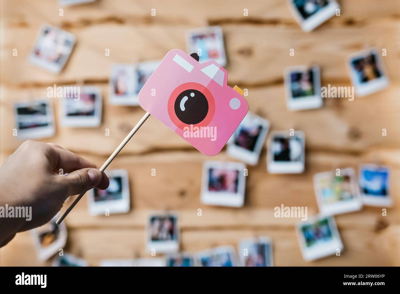 Ein Fotoobjekt Requisiten, eine Fotokabine, eine Kamera auf einem Stock, vor dem Hintergrund vieler Fotos. Stockfoto