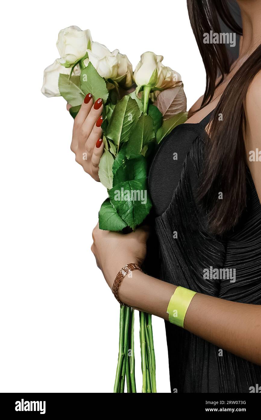 Junge Frau mit roter Maniküre in schwarzem Kleid mit Blumen, weißen Rosen auf isoliertem Hintergrund. Stockfoto