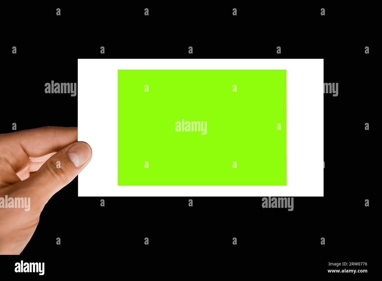 Die Hand der Person hält einen schwarz-weiß-grünen Bildschirm mit quadratischem Text, leerem Briefkopf, leerem Nachbildung des Hintergrunds. Stockfoto