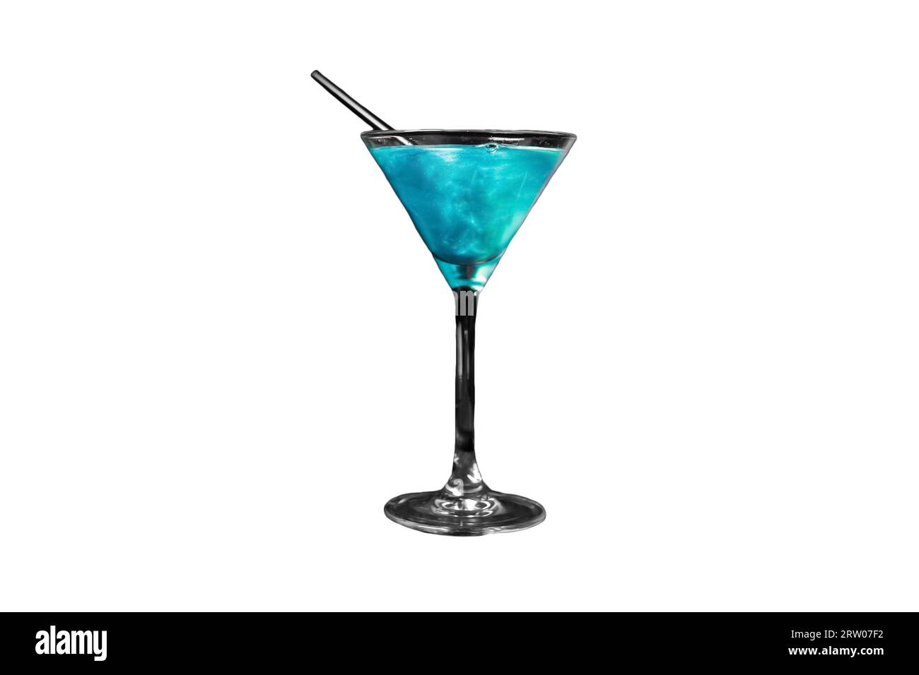 Ein Martiniglas mit einem blauen alkoholischen Getränk und einem Strohhalm auf weißem isoliertem Hintergrund. Stockfoto