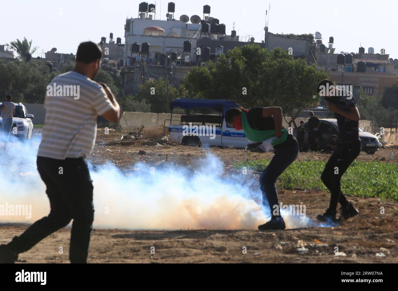 Israelische Soldaten feuern Tränengas während der Auseinandersetzungen mit palästinensischen Demonstranten entlang der Grenze zwischen Israel und Gaza, östlich von Khan Yunis Stadt im südlichen Gazastreifen am Freitag, den 15. September 2023. Foto von Abd Rahim Al-Khatib/UPI/Alamy Live News Stockfoto