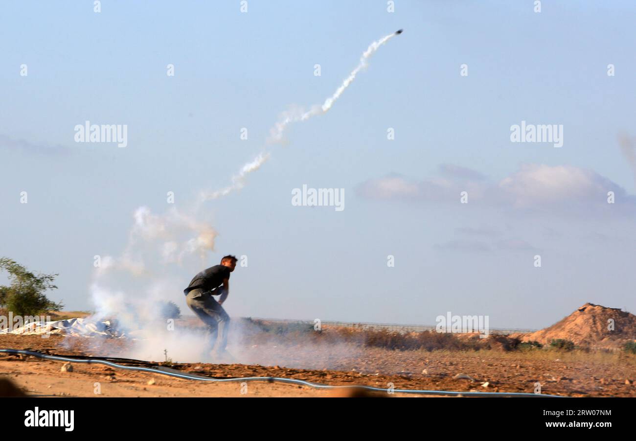 Ein palästinensischer Demonstrant wirft am Freitag, den 15. September 2023, einen Tränengaskanister auf israelische Streitkräfte zurück, während der Auseinandersetzungen entlang der Grenze zwischen Israel und Gaza, östlich von Khan Yunis Stadt im südlichen Gazastreifen. Foto von Abd Rahim Al-Khatib/UPI/Alamy Live News Stockfoto
