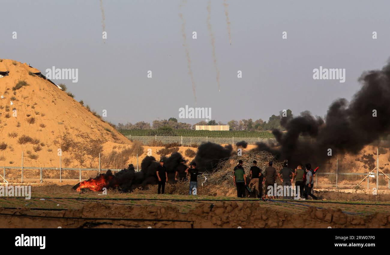 Israelische Soldaten feuern Tränengas während der Auseinandersetzungen mit palästinensischen Demonstranten entlang der Grenze zwischen Israel und Gaza, östlich von Khan Yunis Stadt im südlichen Gazastreifen am Freitag, den 15. September 2023. Foto von Abd Rahim Al-Khatib/UPI/Alamy Live News Stockfoto