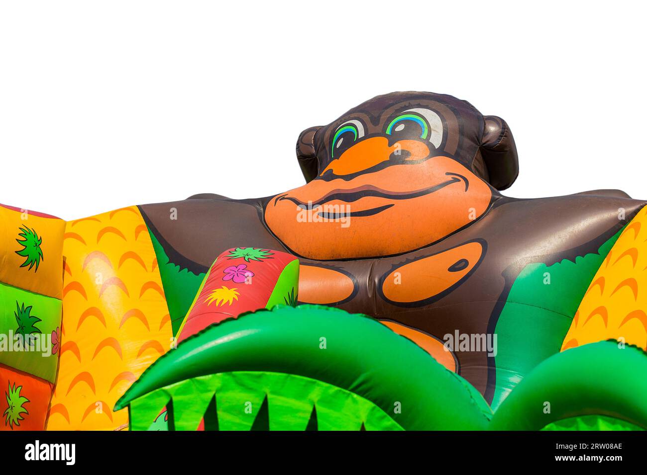 Teil einer aufblasbaren großen Rutsche ist ein Element für Kinder zu reiten in Form eines Cartoon, lustige Gorilla im Hintergrund weiß isoliert. Stockfoto