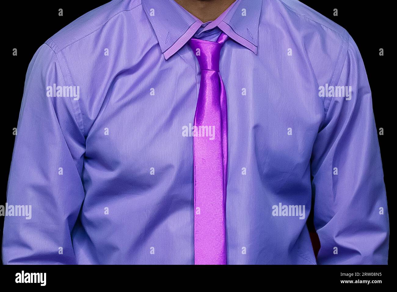 Herren Mode Mode Business man Look lila Hemd und rosa Krawatte Nahaufnahme auf schwarzem Hintergrund, weicher Fokus. Stockfoto