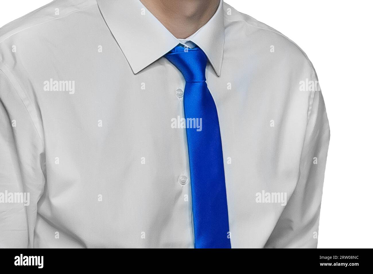 Herrenmode Mode Business-Look weißes Hemd und blaue Krawatte Nahaufnahme auf isoliertem Hintergrund, weicher Fokus. Stockfoto