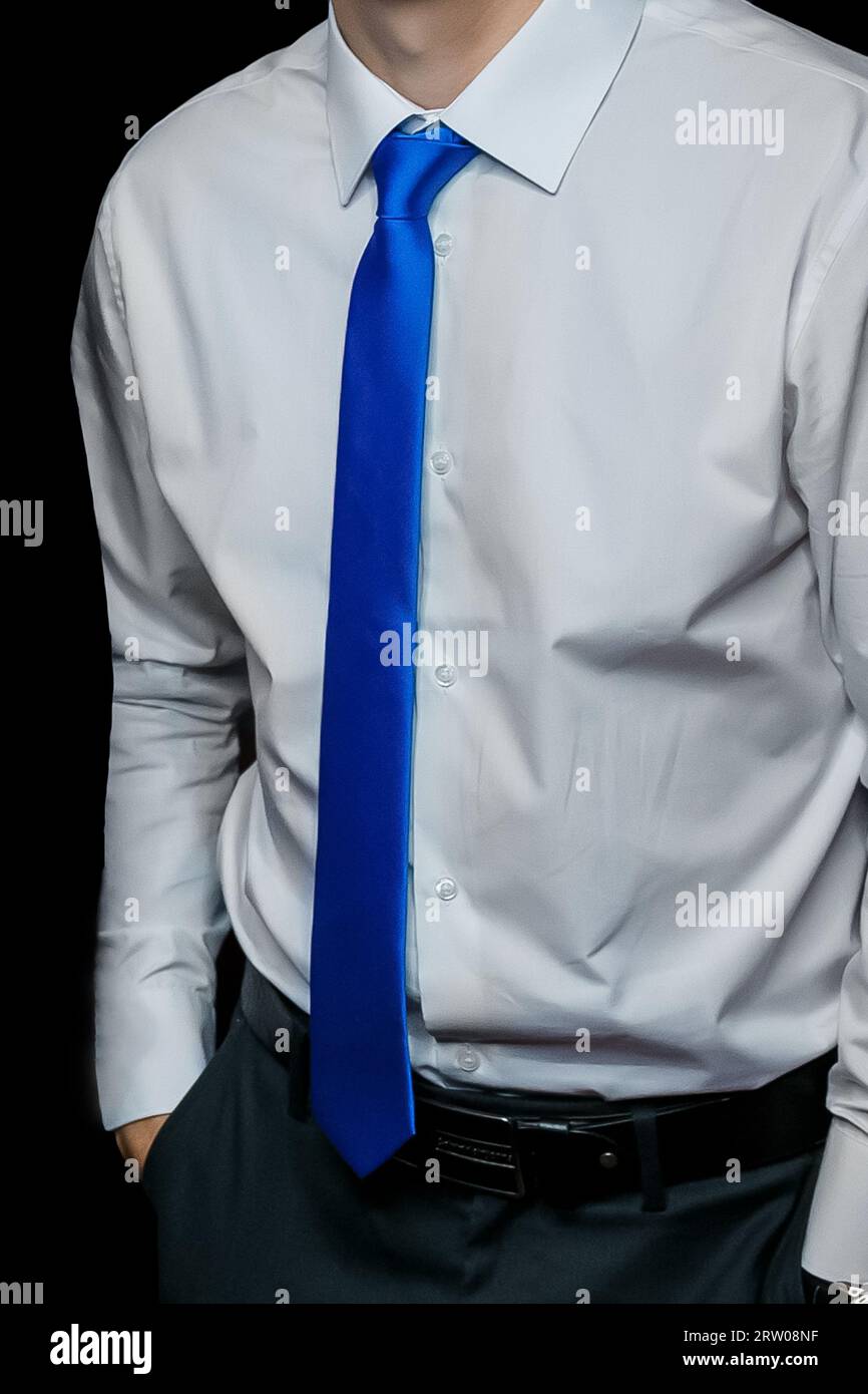 Herrenmode Mode Business man Look weißes Hemd und blaue Krawatte Nahaufnahme auf schwarzem Hintergrund, weicher Fokus. Stockfoto