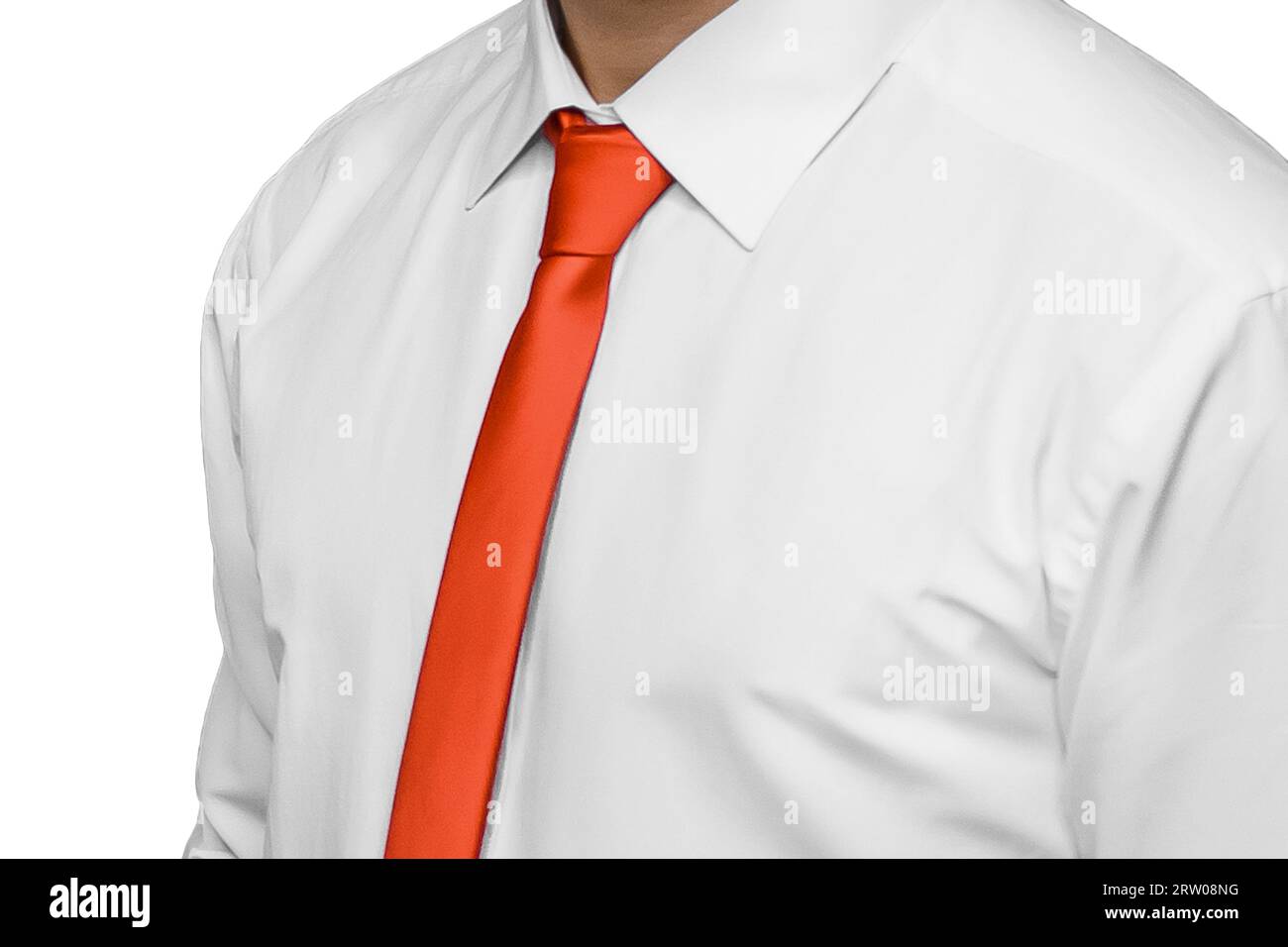 Herrenmode Mode Business Look weißes Hemd und rote Krawatte Nahaufnahme auf isoliertem Hintergrund, weicher Fokus. Stockfoto