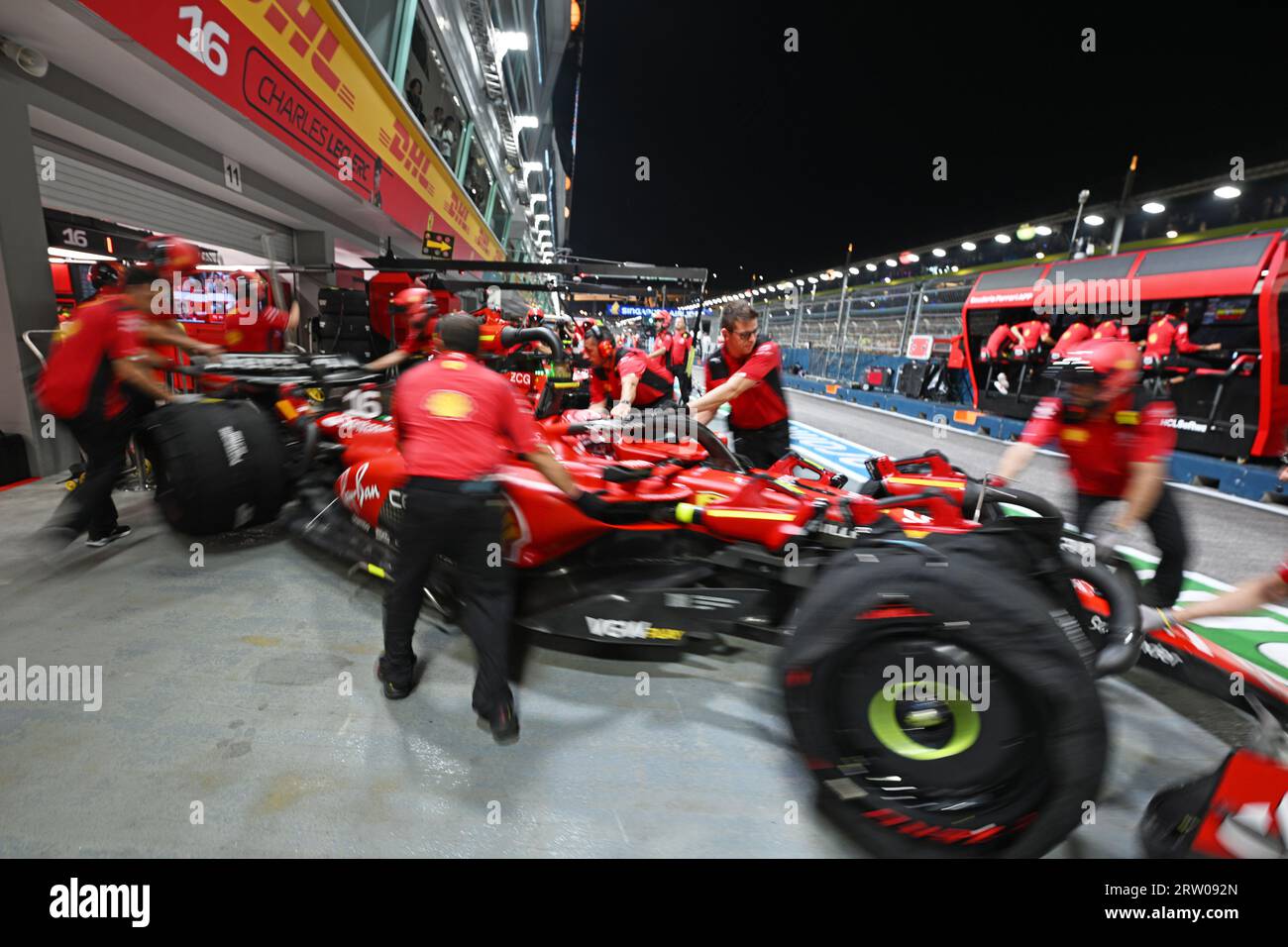 Singapur. September 2023. Ferrari-Fahrer Charles Leclerc aus Monaco wird während der zweiten Übungsrunde des Formel-1-Singapur-Grand-Prix-Nachtrennen auf dem Marina Bay Street Circuit am 15. September 2023 gesehen. Dann Chih Wey/Xinhua/Alamy Live News Stockfoto