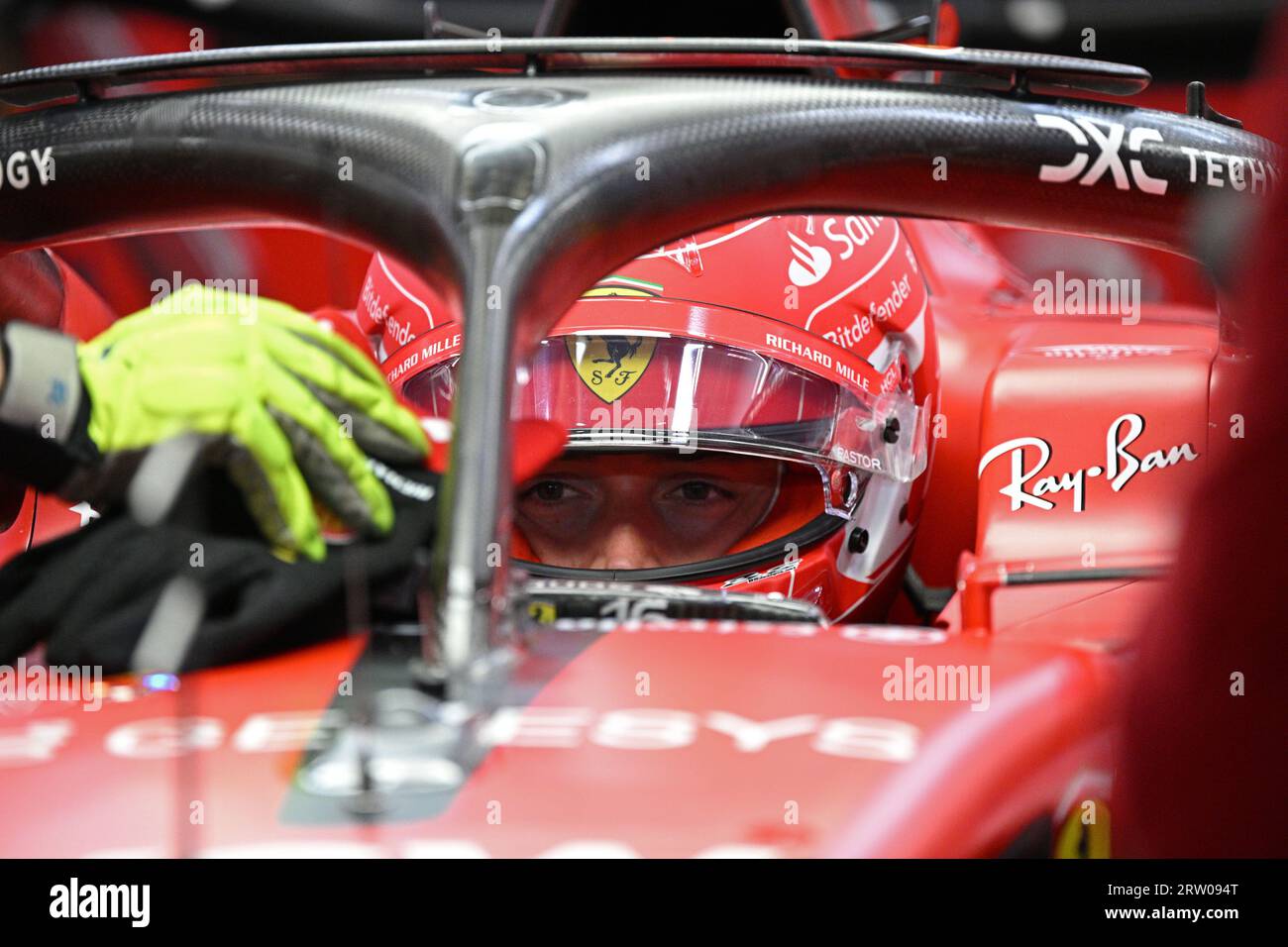 Singapur. September 2023. Ferrari-Fahrer Charles Leclerc aus Monaco reagiert während der zweiten Übungsrunde des Formel 1 Singapur Grand Prix Night Race auf dem Marina Bay Street Circuit am 15. September 2023. Dann Chih Wey/Xinhua/Alamy Live News Stockfoto