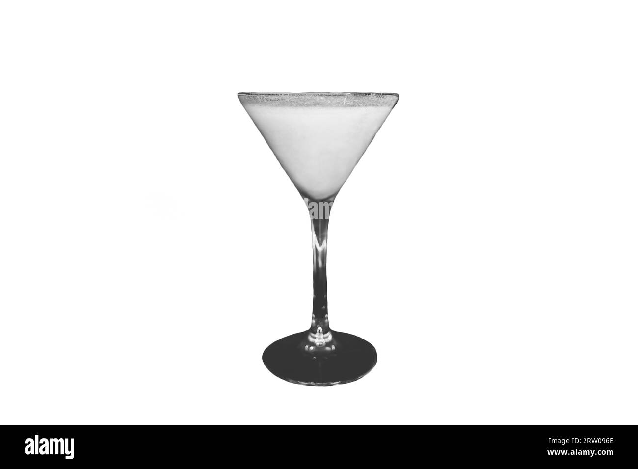 Ein Martiniglas mit einem weißen alkoholischen Getränk auf einem isolierten Hintergrund. Stockfoto