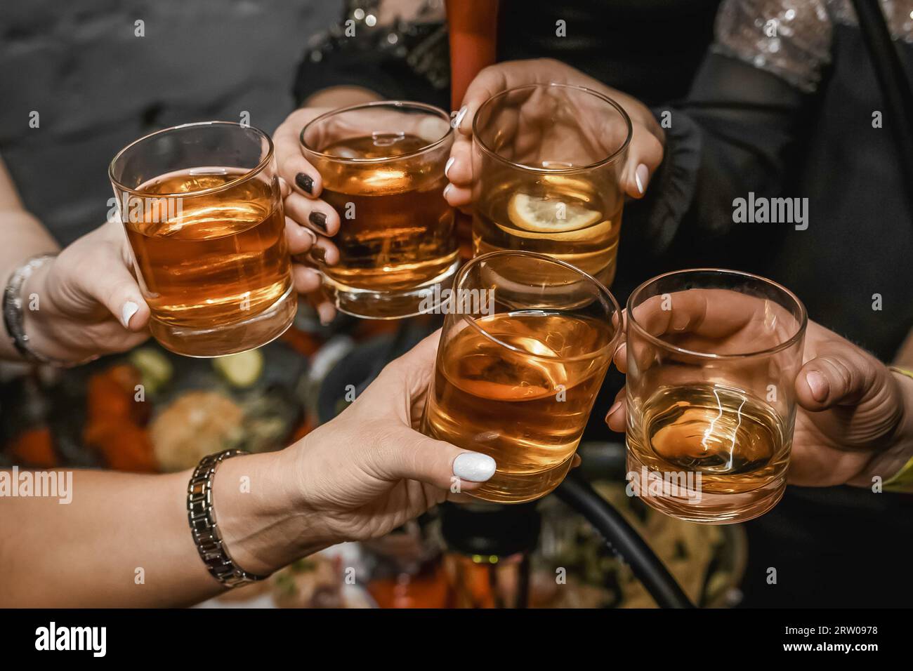 Eine Gruppe von Menschen auf dem Festival klatschen Gläser mit alkoholischen Getränken, treffen Freunde, die Atmosphäre des Wochenendgeburtstages. Stockfoto