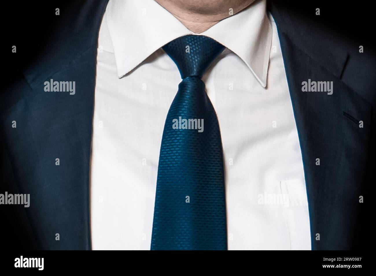 Herren Business-Mode Mode weißes Hemd und blaue Krawatte und Anzug Jacke Nahaufnahme weiche Fokus. Stockfoto
