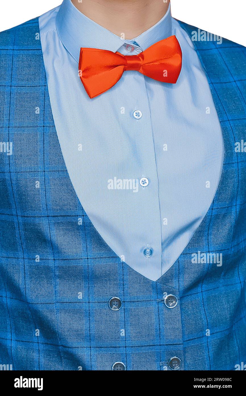 Herren Mode Mode rot Schleife Krawatte weißes Hemd und blaue Weste auf isoliertem Hintergrund, Nahaufnahme. Stockfoto