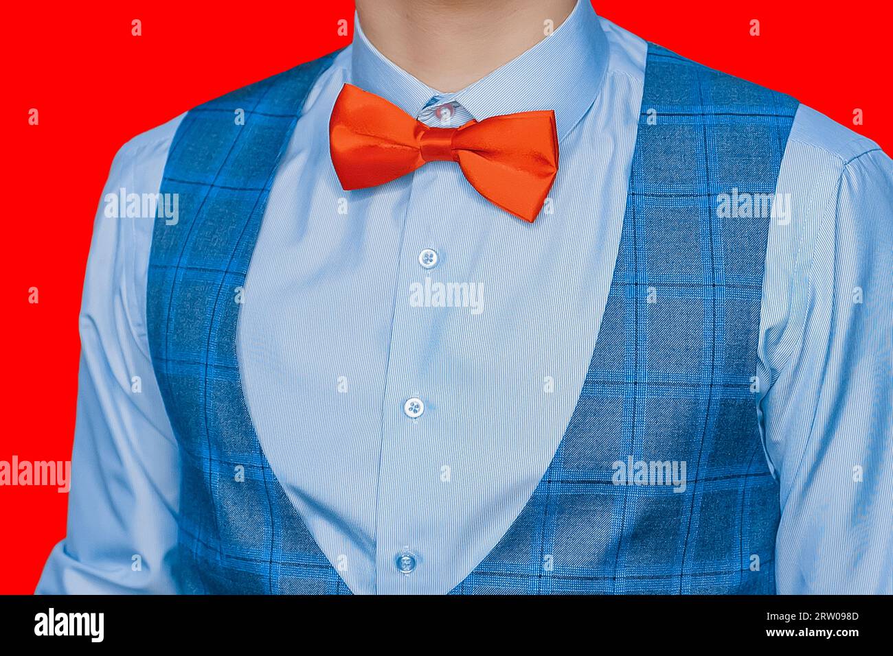 Herren Mode Mode rot Schleife Krawatte weißes Hemd und blaue Weste auf Farbe isoliert Hintergrund. Stockfoto