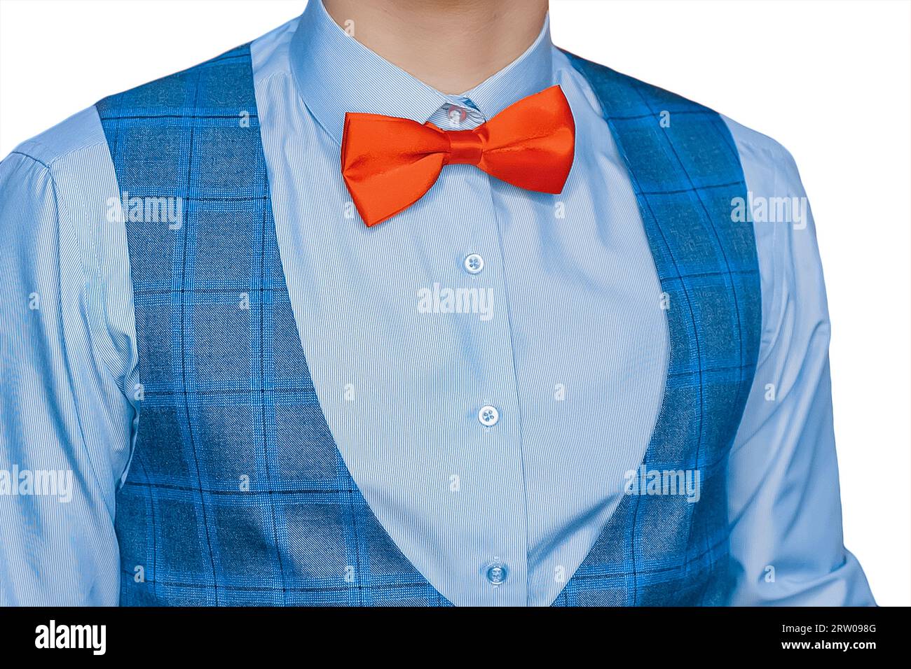 Herren Mode Mode rot Schleife Krawatte weißes Hemd und blaue Weste auf isoliertem Hintergrund. Stockfoto