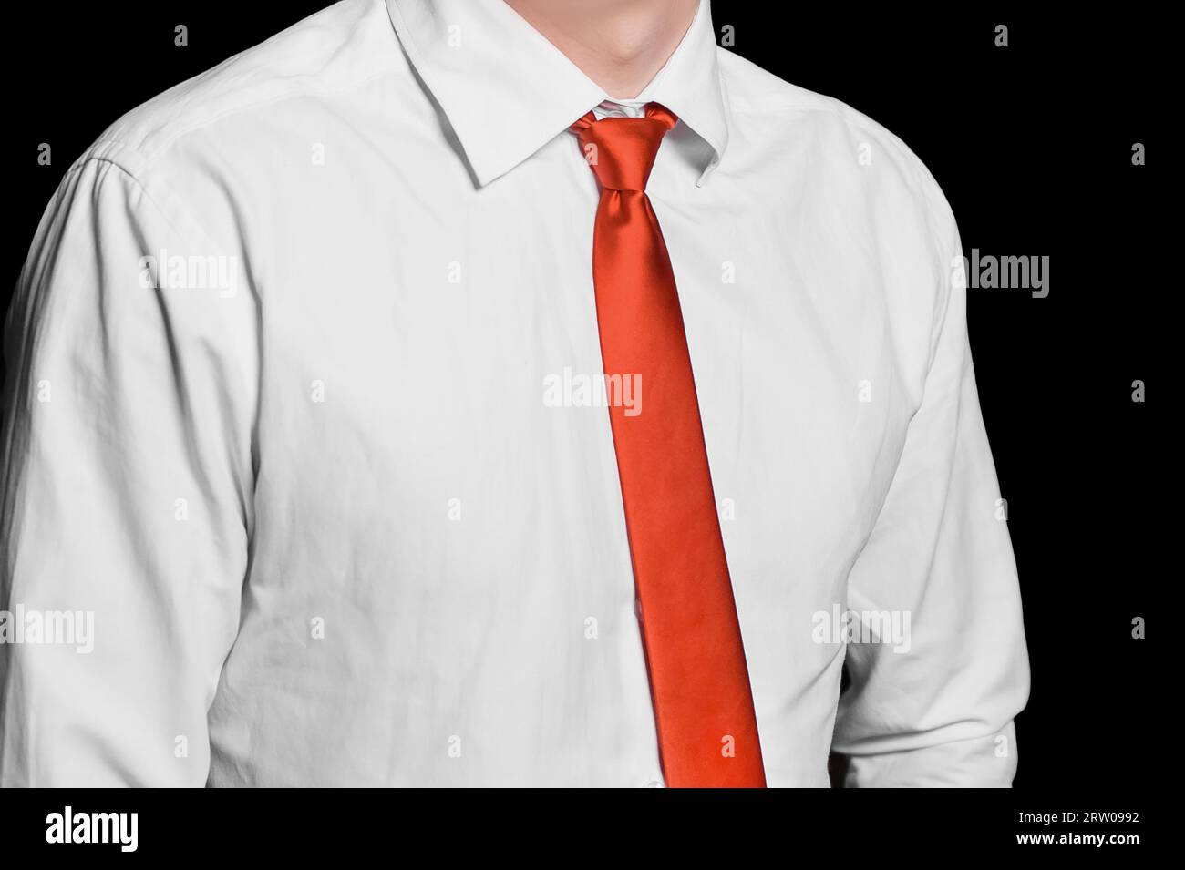 Herrenmode Mode Business-Look weißes Hemd und rote Krawatte Nahaufnahme auf schwarzem dunklem Hintergrund, weicher Fokus. Stockfoto