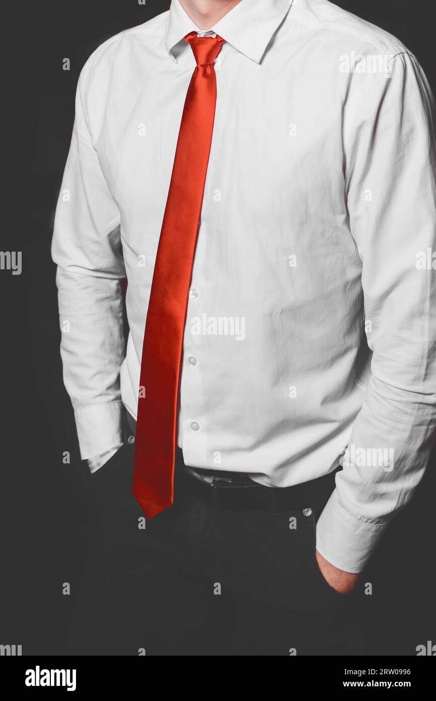Herrenmode Mode Business-Look weißes Hemd und rote Krawatte Nahaufnahme Makro auf schwarzem grauem Hintergrund, weicher Fokus. Stockfoto