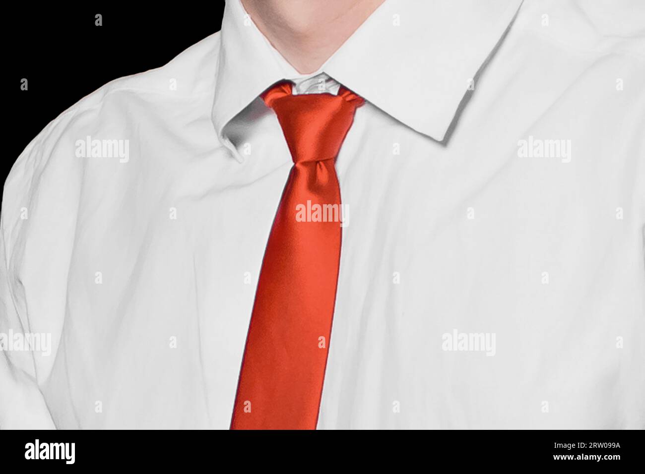 Herrenmode Mode Business-Look weißes Hemd und rote Krawatte Nahaufnahme Makro auf schwarzem dunklem Hintergrund, weicher Fokus. Stockfoto
