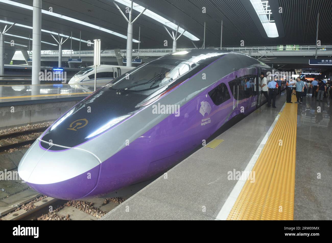 HANGZHOU, CHINA - 16. SEPTEMBER 2023 - Passagiere bereiten sich auf den ersten Zug der Fuxing Asian Games Intelligent EMU in Hangzhou East Railway Stati vor Stockfoto