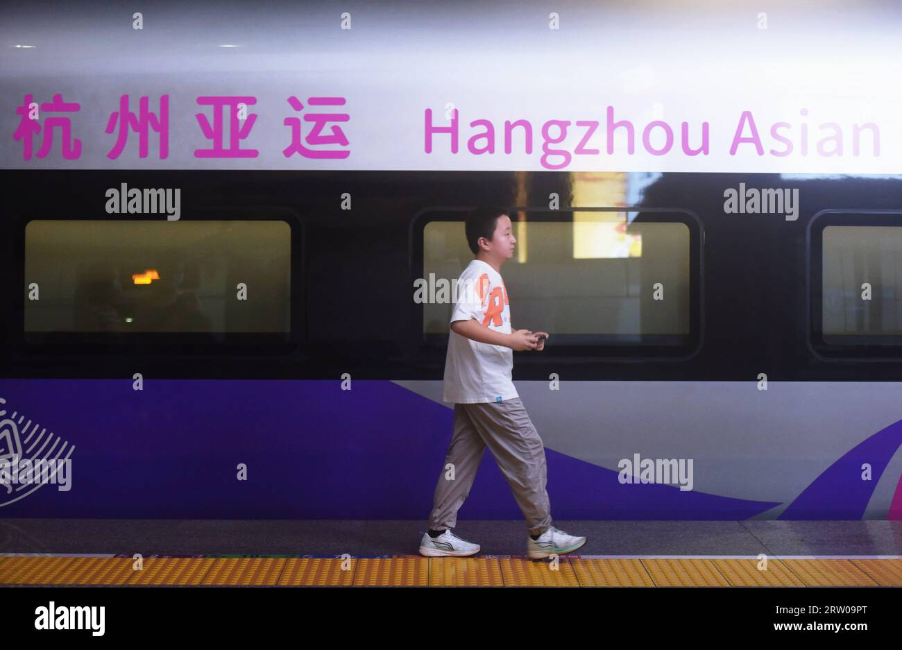 HANGZHOU, CHINA - 16. SEPTEMBER 2023 - Passagiere bereiten sich auf den ersten Zug der Fuxing Asian Games Intelligent EMU auf der Plattform von Hangzhou E vor Stockfoto