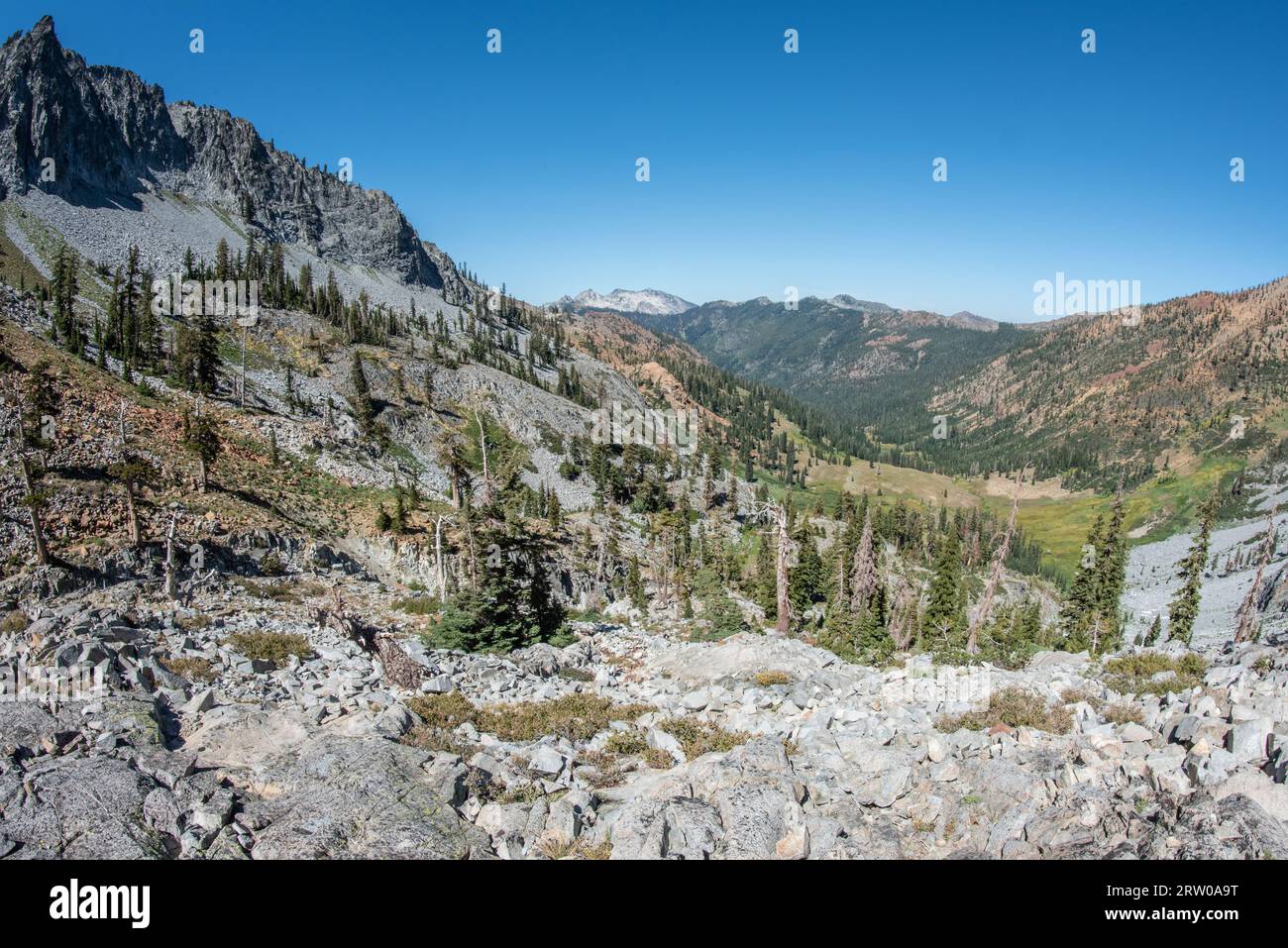 Die wunderschöne Landschaft und zerklüftete Wildnis der Trinity Alps Wildnis in Nordkalifornien, USA. Stockfoto
