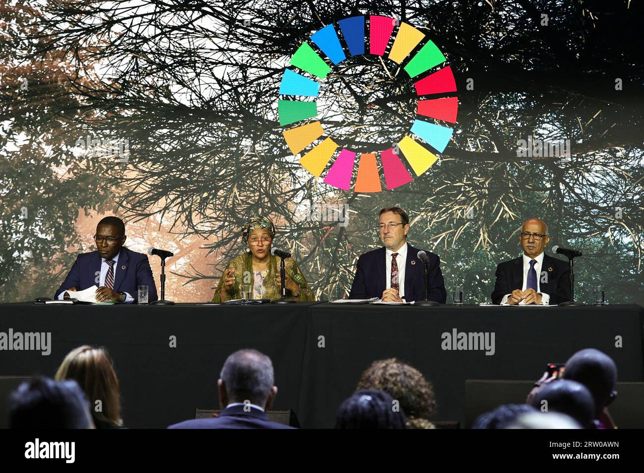 Vereinte Nationen, New York, USA, 15. September 2023 - die stellvertretende Generalsekretärin Amina Mohammed (Mitte links) erläutert den Berichterstattern den bevorstehenden SDG-Gipfel und die hochrangige Woche der UNGA78. Mit ihr sind Achim Steiner (Mitte rechts), Administrator des Entwicklungsprogramms der Vereinten Nationen (UNDP), Selwin Hart (links), Sonderberater des Generalsekretärs für Klimapolitik, und Navid Hanif (rechts), stellvertretender Generalsekretär für wirtschaftliche Entwicklung der UN-Hauptabteilung für wirtschaftliche und soziale Angelegenheiten (DESA), heute am Hauptsitz der Vereinten Nationen in New York. Foto: Luiz Rampelotto/EuropaNewSom Stockfoto