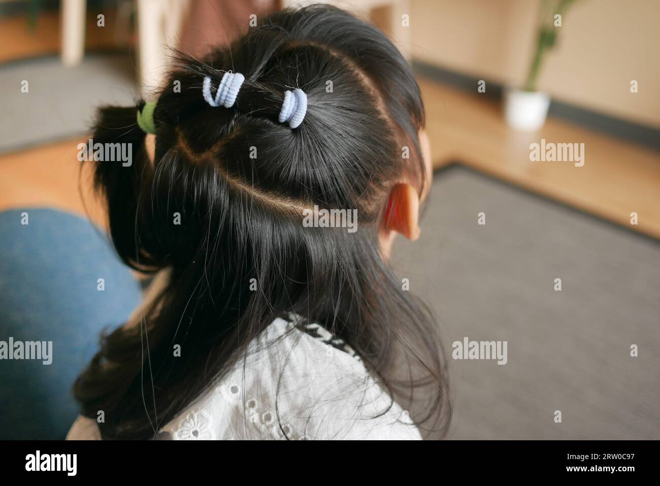 Ein schönes Band ist an ein Kinderhaar gebunden Stockfoto